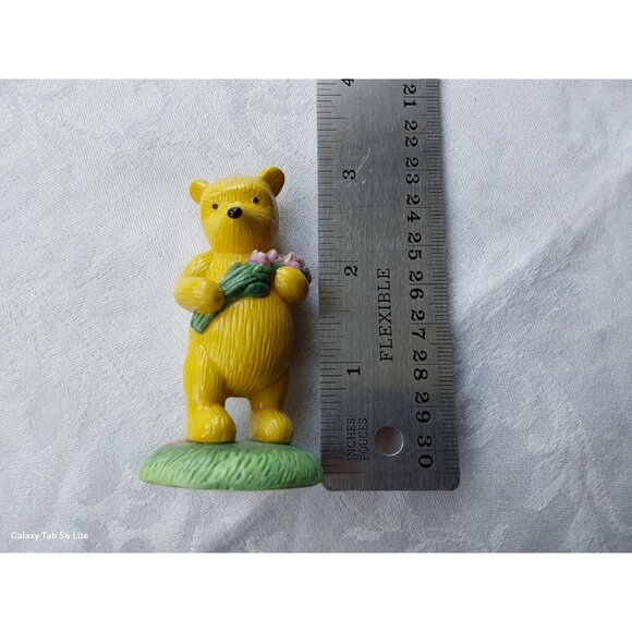 Royal Doulton Winnie the Pooh figurine Thinking of You Bear with Bouquet - Picture 7 of 7